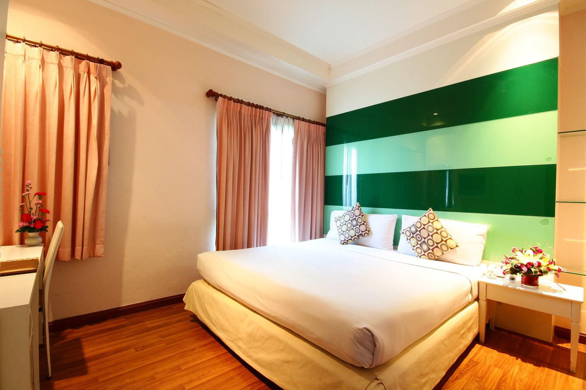 Calypzo Bangkok Hotel Exterior photo