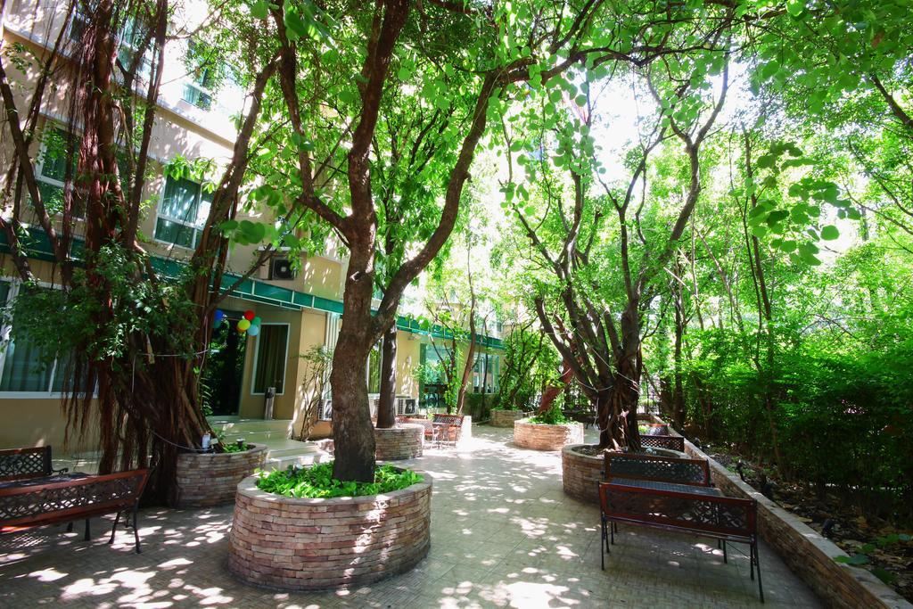 Calypzo Bangkok Hotel Exterior photo