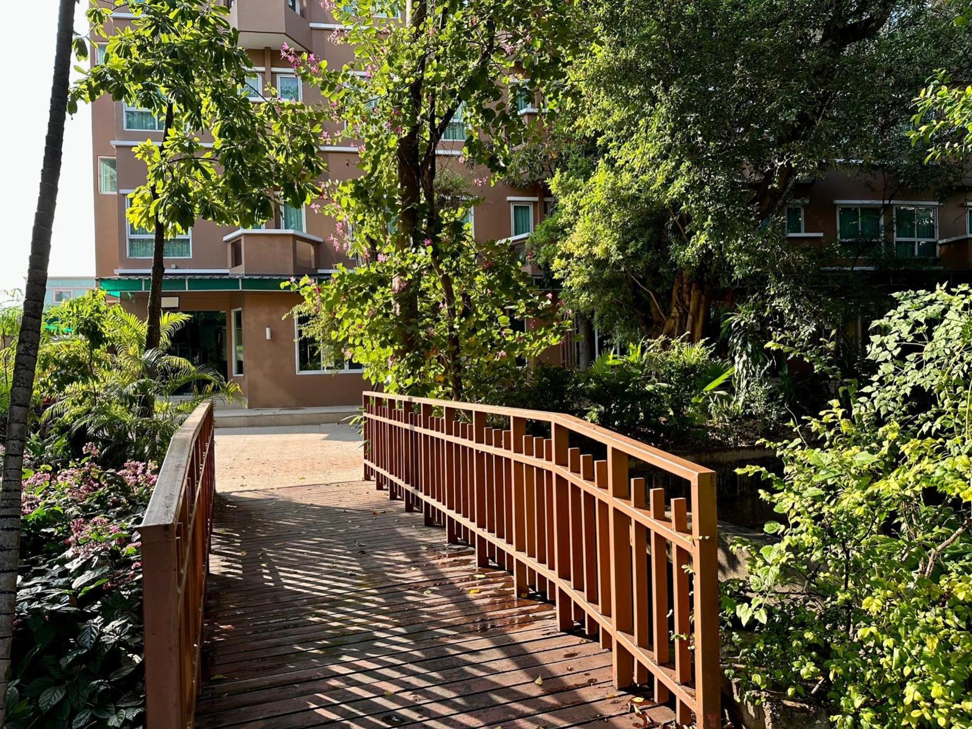 Calypzo Bangkok Hotel Exterior photo